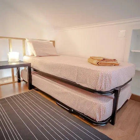 Cozy & Comfort, 10 Minutes Airport And Center Apartman